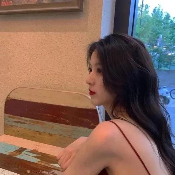 黑金地的女人海报