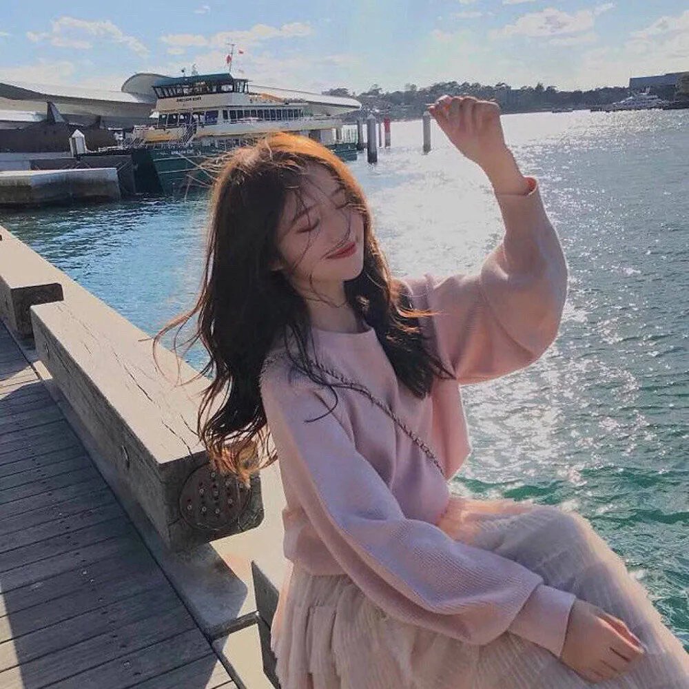 艳女新装海报